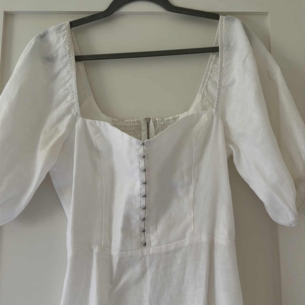 Reformation size 6 white linen ruffle hem mini dress with sweetheart neckline